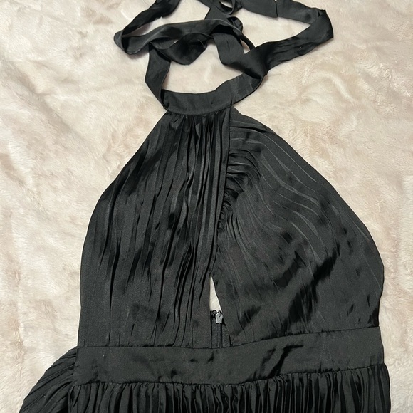 NWOT Lulus pleated halter neck cut out open back maxi dress silky long - Picture 4 of 6